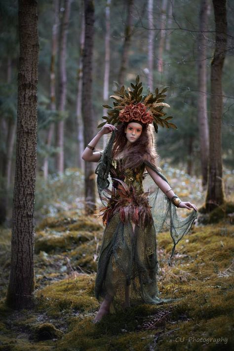 Model: Sway E'fey ♡ MuA: Nico Iwan Make Up and Hairstyle Photo, Headdress and Dress by CU-Photography Mystery Garden, Inspo Photoshoot, Witch Cosplay, Nature Goddess, Forest Elf, Art Outfits, Green Fairy, Fantasy Photography, Forest Creatures