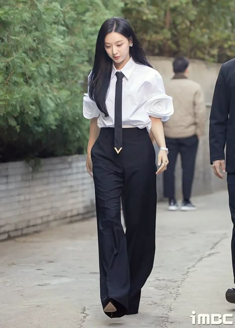 Ceo Clothes, Elegante Y Chic, Dressy Casual Outfits, Office Outfits Women, Korean Fashion Dress, Stylish Work Outfits, Easy Trendy Outfits, Pinterest Outfits, Fashion Mistakes