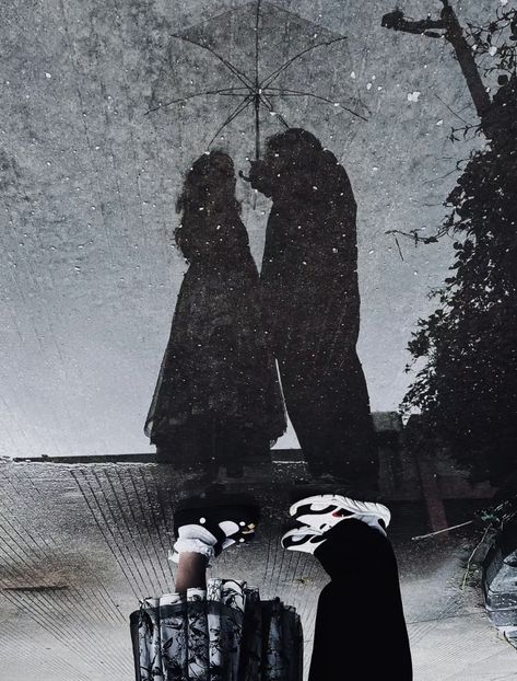 xiaohongshu creative cute couple picture photo rain puddle reflection mirror inspo idea Couple Under Umbrella Aesthetic, Couple In Rain Photography, Rain Couple Aesthetic, Rainy Couple Aesthetic, Background For Poetry Writing, Lover Photoshoot, Rainy Couple, Puddle Reflection, Photo Rain