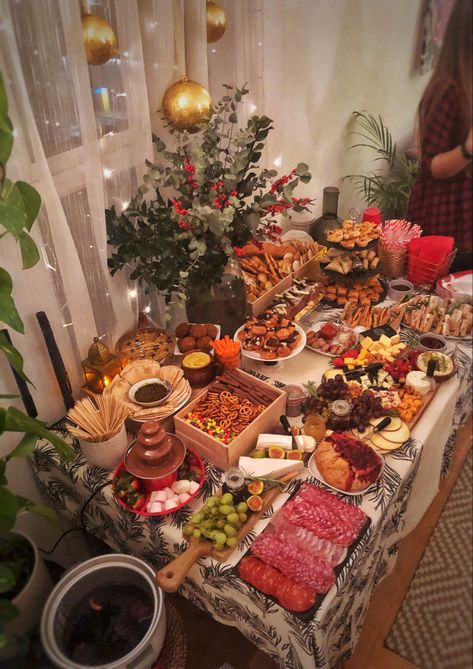 Buffet Table Food Ideas, Easy Christmas Buffet Food, Food Table Christmas, Festive Grazing Table, Christmas Party Tray, New Year’s Eve Buffet Table, Christmas Party Charcuterie Table, Christmas Food Buffet Ideas, Festive Buffet Ideas