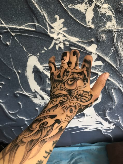 Tattoo Dragon Stencil, Edgy Sleeve Tattoo, Hand Tattoo Designs, Beginner Tattoos, Yakuza Tattoo, Hand Tats, Half Sleeve Tattoos For Guys, Zodiac Tattoos, Small Hand Tattoos