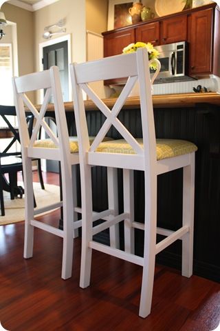 Bar Top Tables, Bar Stool Makeover, Painted Bar Stools, Diy Bar Stools, Stool Makeover, How To Spray Paint, Top Of Cabinets, Island Chairs, Bar Stools Kitchen Island