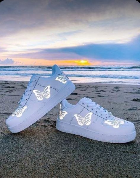 Shoes With Butterflies, Nike Shoes Women Fashion, Custom Sneakers Diy, Pretty Sneakers, Butterfly Shoes, Custom Shoes Diy, White Nike Shoes, Nike Shoes Girls, Nike Fashion Shoes