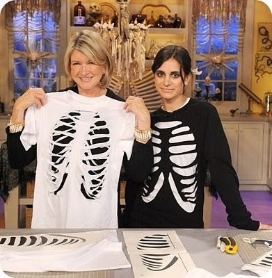 Get Martha Stewart's DIY instructions and create your own skeleton T-shirt. So cool you might want to wear it all year long.  Source: Martha Stewart Diy Skeleton, Face Mas, Hallowen Ideas, Halloween Fest, Hallowen Costume, Diy Kostüm, Skeleton Costume, Halloween Recipe, Crafts Halloween