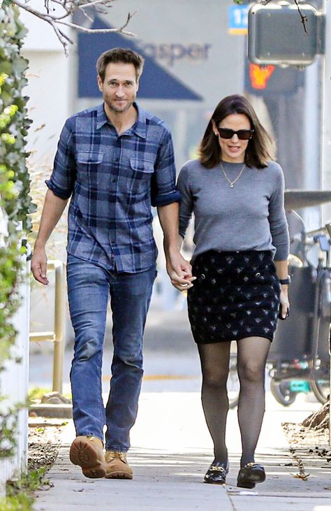 Jen Garner and Beau John Miller Hold Hands in L.A. Jennifer Garner Boyfriend, Jennifer Garner Hair, Jennifer Garner Style, Jen Garner, Jennifer Garner Ben Affleck, John Miller, Hold Hands, Lunch Date, Entertainment Tonight