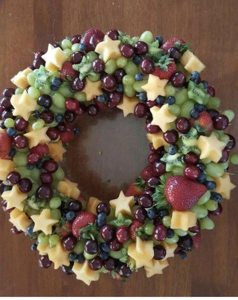 Make Ahead Christmas Appetizers, Fruit Wreath, Christmas Buffet, Christmas Platter, Christmas Recipes Appetizers, Charcuterie Inspiration, Christmas Fruit, Christmas Brunch, Holiday Feast