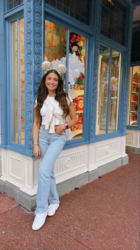 Disney Outfits Cold Weather, Spring Disneyland Outfits, Disney November Outfits, Disney Outfits January, Disneyland Outfits Winter Christmas, Neutral Disney Outfits, Disney In January Outfits, Disneyland Outfit Ideas Winter, Disneyworld Outfit Winter