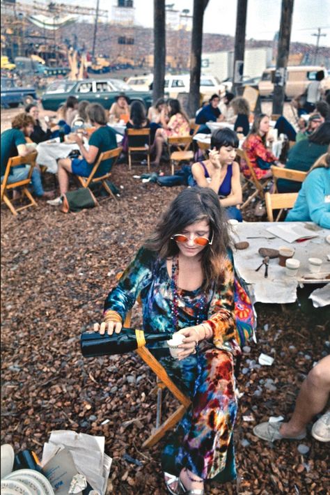 Janis Joplin at Woodstock and a few other awesome folks in.... drum roll... Tie-Dye Through the Years - THE Slideshow - WWD.com 1969 Woodstock, Woodstock Photos, Photos Rares, Woodstock 1969, Woodstock Festival, Mary Quant, Joan Baez, Joe Cocker, Estilo Hippie