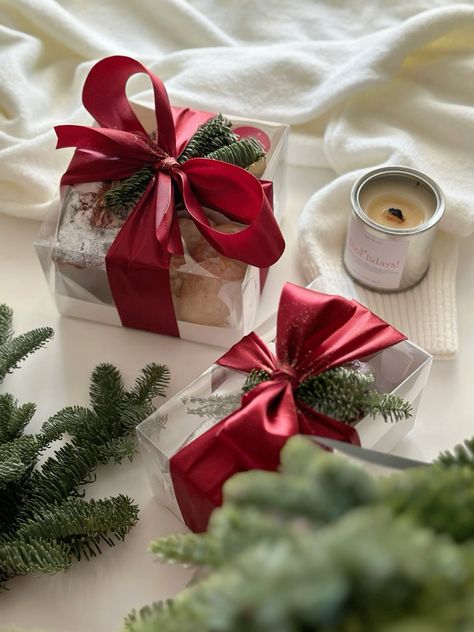 New Year Hamper Ideas, Hampers Christmas Ideas, Christmas Hampers Ideas, Christmas Gift Hampers Ideas, Christmas Hampers Photography, Hampers Photography Ideas, Christmas Candle Photography, Christmas Hampers Packaging, Hampers Natal Idea