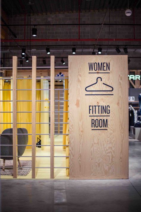 Fitting Rooms Display Visual Merchandising, Store Signage, Retail Signage, Design Café, Retail Inspiration, Shop Sign Design, Retail Concepts, Fitting Room, Shop House Plans