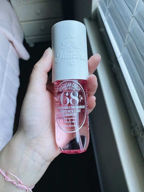 So..? Spray Aesthetic, Perfume Aesthetic Vintage, Preppy Perfume, Soldejaneiro Perfume, 68 Perfume, Candy Perfume, Perfume Aesthetic, Pink Perfume, Perfume Lover