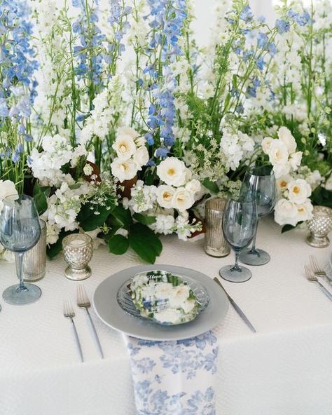 Blue Green And White Wedding Table Settings, Blue Pattern Linen Wedding, Blue Floral Napkins Wedding, Green Blue White Wedding, Floral Napkins Wedding, Fairytail Wedding, White Wedding Table Setting, Napkins Wedding Table, Linen Napkins Wedding