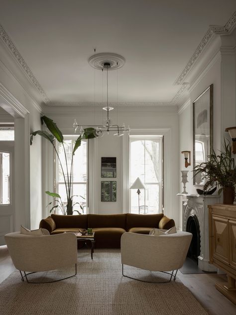 Adrienne Totoro's Brooklyn Brownstone Artfully Updated by Bangia Agostinho Brownstone Townhouse, Brownstone Interiors, New York Brownstone, Townhouse Interior, Brooklyn Brownstone, Brooklyn Apartment, Decoration Inspiration, Brooklyn New York, Apartment Interior