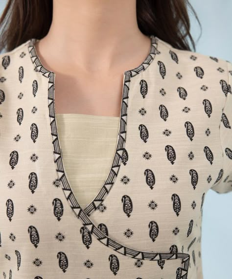 Pan Shape Neck Design Kurti, Printed Kurti Neck Designs Latest Fashion, Kurthi Models Latest Neck, Kurti Models, Printed Kurti Designs, Pakistani Lehenga, Salwar Neck Designs, Stylish Kurtis Design, Gala Design