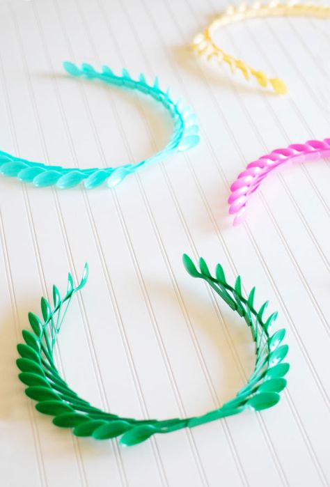 DIY OLYMPIC SPOON WREATHS (via http://asubtlerevelry.com/plastic-spoon-laurel-olympic-wreaths#more-386086) Olympic Wreath, Spoon Wreath, Laurel Wreath Crown, Plastic Spoon Crafts, Olympic Crafts, Olympics Party, Toga Party, Olympic Theme, Olympic Party