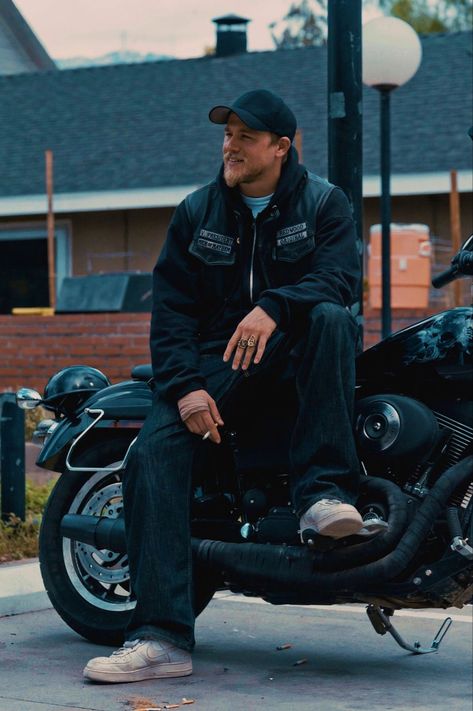 Sons Of Anarchy Aesthetic, Hunnam Charlie, Sons Of Anarchy Mc, Jax Sons Of Anarchy, Sons Of Anarchy Samcro, Biker Aesthetic, Jax Teller, Biker Outfit, Stylish Men Casual