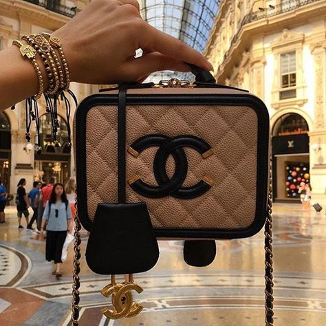 Chanel CC Filigree Vanity Case Bag Chanel Vanity Case, Pretty Photography, Gucci Soho Disco Crossbody, Vanity Case, Beautiful Handbags, Chanel Vintage, Cute Bags, Chanel Handbags, Bago