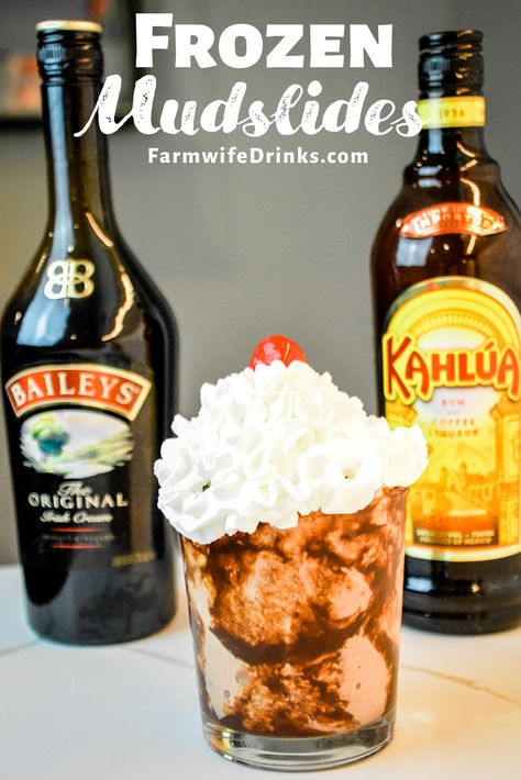 Frozen Mudslides - Boozy Chocolate Milkshake - The Farmwife Drinks Mudslide Recipe Alcohol, Vodka Milkshake, Boozy Milkshake Recipes, Baileys Recipes Drinks, Baileys Drinks, Frozen Drinks Alcohol, Christmas Drinks Alcohol Recipes, Boozy Chocolate, Christmas Drinks Alcohol