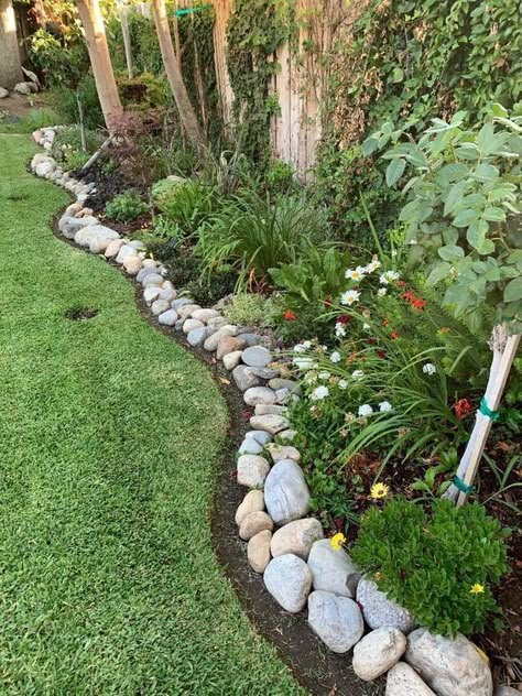 Garden Daily Ideas Slate Flower Bed, Flower Bed Around House, Natural Garden Ideas, Stone Garden Edging, Garden Bed Border, Alaska Gardening, Lakefront Landscaping, Front Landscaping Design, Rectangle Garden Design