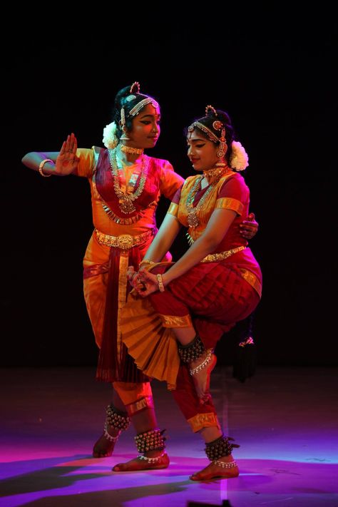 Bharatanatyam Poses Duo, Arangetram Costumes, Bharatnatyam Photography, Arangetram Photoshoot, Bharatnatyam Duo Poses, Bharatanatyam Duet Poses, Bharatnatyam Saree, Duet Poses, Bharatnatyam Photoshoot