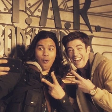 The Flash Funny Pictures, Cisco And Barry, Barry And Cisco, Berry Allen, The Flash Cisco, Flash Funny, Flash Barry Allen, Reverse Flash, The Flash Grant Gustin