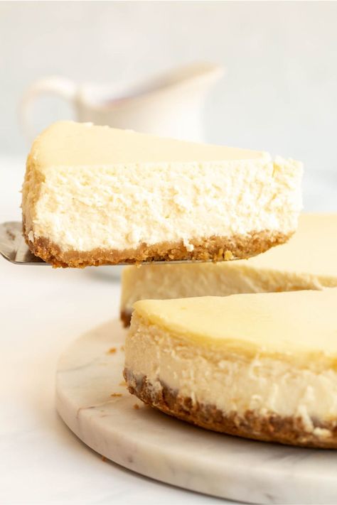 Slice of cheesecake pulled out from the cheesecake. New York Style Cheesecake Recipe, Cheesecake Recipe Easy, Graham Cracker Crust Recipe, Mini Cheesecake Bites, Fruit Cheesecake, Gluten Free Graham Crackers, Cheesecake Recipes Classic, New York Style Cheesecake, Cheesecake Toppings