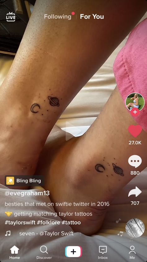 Taylor Swift Tattoos Best Friends, Matching Tattoos Taylor Swift, Bestie Taylor Swift Tattoos, Best Friend Tattoos Taylor Swift, Taylor Swift Friend Tattoos, Taylor Swift Bestie Tattoos, Taylor Swift Bff Tattoos, Ems Tattoos, Twin Tattoos