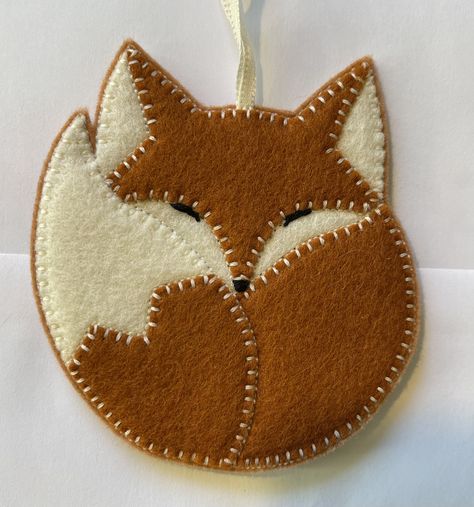 Felt Fox Christmas Ornaments, Felt Fox Ornament, Fall Felt Crafts, Felt Dog Ornament, Sewn Christmas Ornaments, Diy Felt Christmas Ornaments, Felt Ornaments Patterns, Fox Ornaments, Felt Toys Patterns