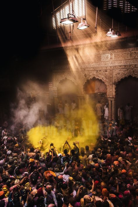 Holi is an Indian festival, characterized by playing with colors. This photo was taken in the heart of the Holi playing belt of India, at the Banke Bihari temple in the city of Vrindavan, India.  The devotees form the crowd that's gathered below, and the men on the parapet are the Pandits, who throw holy water and colors on the crowd. Holi Playing, Happy Holi Video, Vrindavan Photography Pictures, Holi Festival Of Colours, Temple India, Holi Photo, Holi Images, Festival Photography, Temple Photography