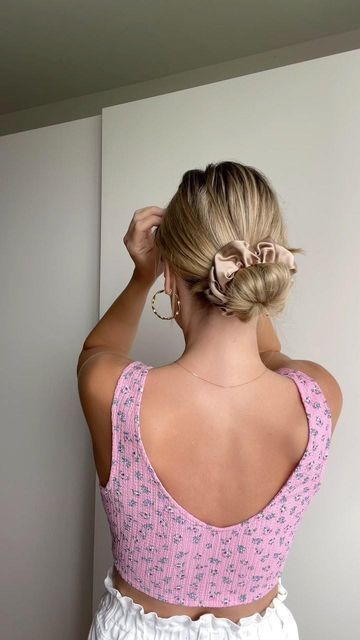 Short Hair With Scrunchie, Scrunchies Hairstyles, Bun Hack, August 27, Scrunchie Hairstyles, Hair Hacks, Hair Ideas, Scrunchies, Hair Inspiration