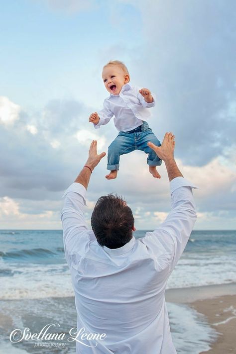 Beach Baby Photography, Baby Beach Pictures, Baby Beach Photos, Beach Photoshoot Family, Outdoor Baby Photography, Baby Photography Poses, Baby Birthday Photoshoot, Cute Family Photos, Family Photos With Baby