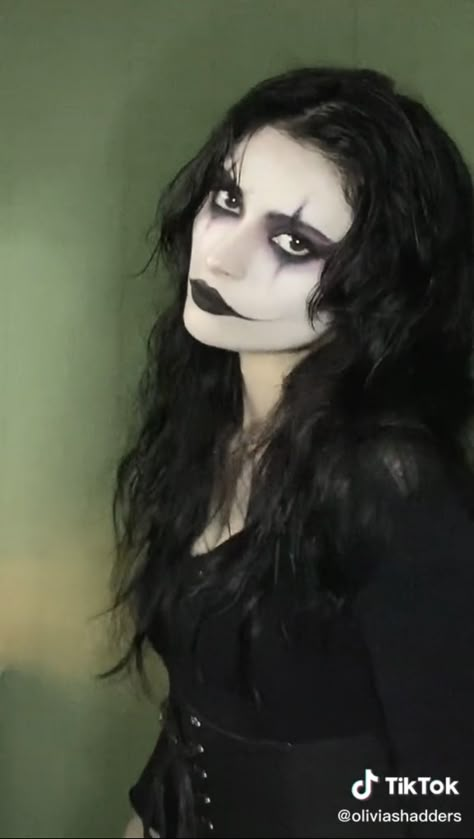 Gothic Victorian Halloween Costume, Goth Tinkerbell Costume, Womens Halloween Costume Scary, The Crow Inspired Makeup, Skeleton Goth Makeup, Easy Creepy Makeup, The Crow Halloween Costume Women, Halloween Face Paint Makeup, Spx Makeup Halloween