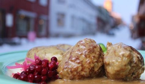 Meatballs In Gravy, Norwegian Meatballs, Lingonberry Recipes, Meatballs Gravy, Scandinavian Cooking, Ground Sausage Recipes, Nordic Recipes, Castle Restaurant, Nordic Diet