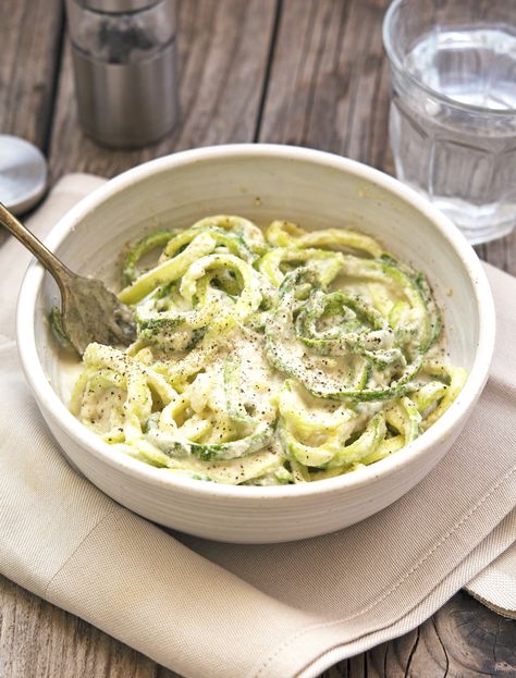 Zoodles with Creamy Garlic Cashew Sauce Cashew Cream Recipe, Cashew Sauce, Paleo Sides, Nice Recipes, Spiralizer Recipes, Creamy Garlic, Zucchini Recipes, Veggie Dishes, Vegan Eating