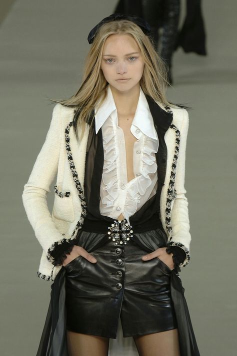 Gemma Ward walking for Chanel Fall Winter 2006 Gemma Ward, Chanel Runway, Chanel Couture, Chanel Fashion, White Jacket, White Fashion, Coco Chanel, Wearing Black, Couture Fashion