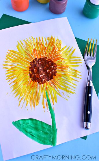 Simple Fork Print Sunflower Craft #Spring art project for kids | CraftyMorning.com Oppgaver For Barn, Spring Crafts Preschool, Săpunuri Handmade, Spring Art Projects, Sunflower Crafts, Spring Kids, Preschool Arts And Crafts, Spring Crafts For Kids, Fall Art