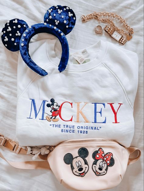 Disney Shirts Aesthetic, Aesthetic Disney Shirts, Disney Ears Aesthetic, Disney Outfits Matching, Dcp Traditions, Trendy Disney Outfits, Disney World Aesthetic Outfits, Disney Kızları, Disney Attire