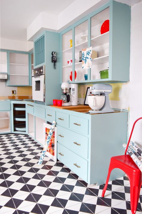 Credits to @pmqfortwo -Pinterest Retro Glam Kitchen, Glam Kitchen, Colorful Kitchen Decor, Retro Kitchen Decor, Retro Glam, Electrical Work, Kitchen Decorating, Kitchen Wallpaper, Decoration Inspiration