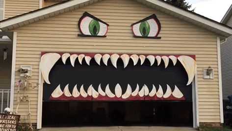 Turning a Garage Into a Monster's Mouth Is a Good Halloween Decoration Halloween Garage Door, Monster Garage, Creepy Halloween Party, Halloween Garage, Diy Monsters, Clever Halloween, Casa Halloween, Diy Garage Door, Monster House