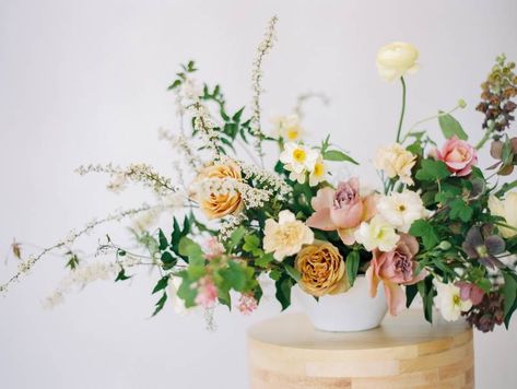 Peach, yellow and rose wedding ideas via Magnolia Rouge Native Poppy, Rose Centerpieces Wedding, Gold Wedding Flowers, Bush Wedding, Yellow Wedding Flowers, Winter Wedding Flowers, Spring Wedding Flowers, San Juan Capistrano, Romantic Flowers