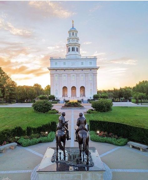 Navuoo Nauvoo Illinois, Nauvoo Temple, Lds Artwork, Lds Temple Pictures, Autumn Phone Wallpaper, Lds Mission, Mormon Temples, Temple Pictures, Church Pictures