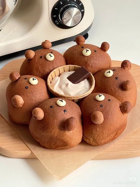 Animal Shaped Foods, Bear Bread, Shaped Food, Desserts Drawing, Krispie Treats Recipe, Clay Figurines, Food C, Kawaii Cooking, Cute Baking