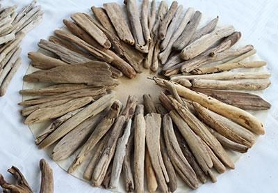 Driftwood Trees, Modern Coastal Interior, Modern Coastal Interior Design, Driftwood Christmas, Ocean Wonders, Driftwood Candle Holders, Diy Driftwood, Driftwood Fish, Driftwood Diy