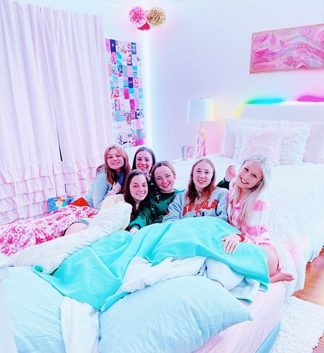 Sleepover Ideas Preppy, Preppy Movie Night, Preppy Roleplay, Preppy Sleepover Party, Preppy Sleepover Ideas, Sleepover Preppy, Room Inspo Ideas, Preppy Sleepover, Preppy Friends