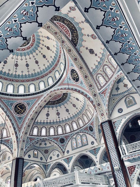 Inside the doom of a beautiful masjid. Sultan Ahmed Mosque, Central Mosque, Mosque Art, Arte Grunge, Chief Architect, Mosque Architecture, Blue Mosque, Beautiful Mosques, Islamic Art Pattern