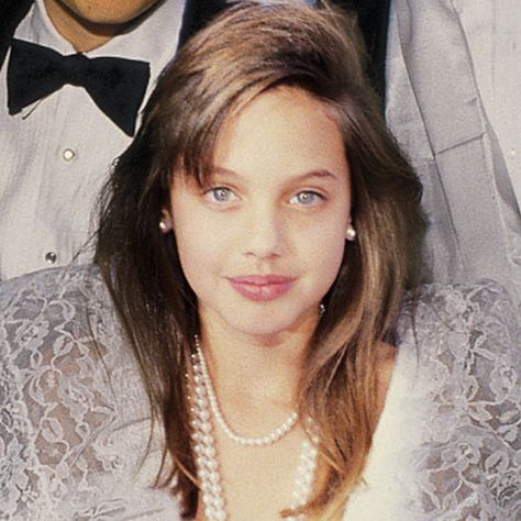 ANGELINA AT 11 YRS. OF AGE.DAUGHTER OF JON VOIGHT & MARCHELINE BERTRAND WAS DESTINED TO BE A BEAUTY……….ccp Angelina Jolie Young, Angelina Jolie 90s, Shiloh Jolie, Brad Pitt And Angelina Jolie, Angelina Jolie Photos, Jolie Pitt, Face Shape Hairstyles, Jolie Photo, Dark Blonde