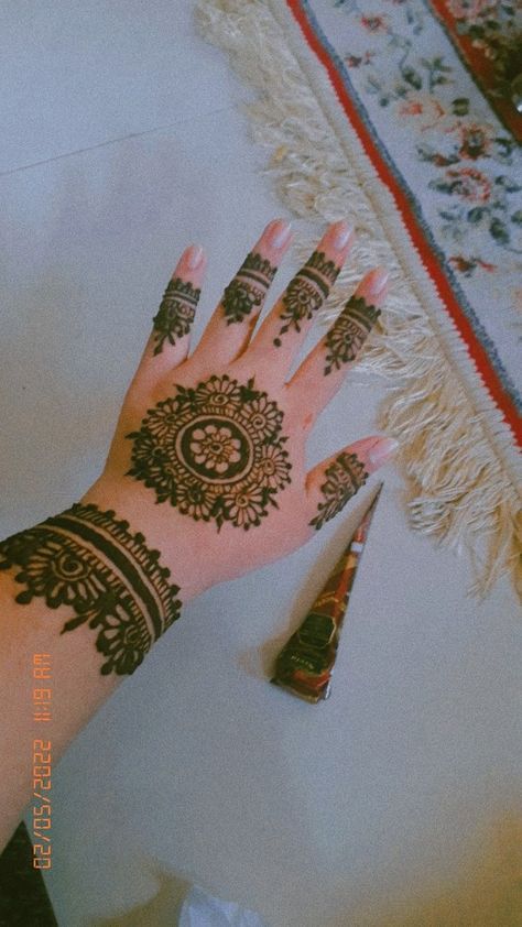 Latest Finger Mehndi Designs, Finger Mehndi, Mehandi Art, Unique Mehndi, Black Lover, Vishnu Wallpapers, Full Hand Mehndi, Beautiful Henna, Mehndi Design Pictures