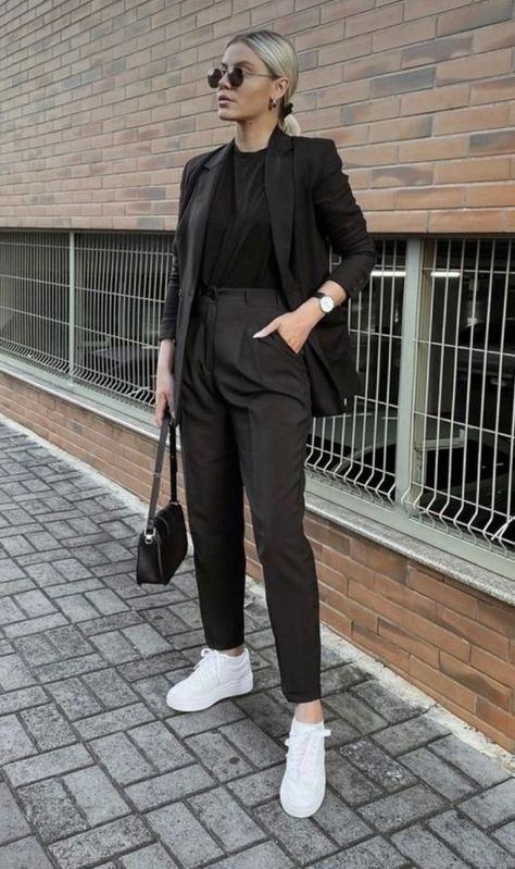 Executive Outfit, Effortless Chic Style, Look Formal, Capsule Outfits, Classy Work Outfits, Smart Casual Outfit, Black White Fashion, Business Casual Outfits, Latest Outfits