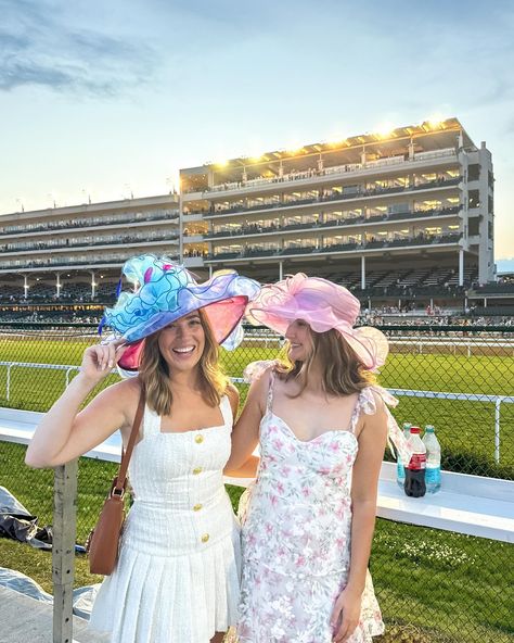 me to mystik dan yesterday 😘 🏇🏇🏇 first kentucky derby in the books! ‘twas a family affair!!! who wants to go back next year? 👀 Derby Race Outfits, Spring Races Outfit, Kentucky Derby Pictures, Kentucky Derby Aesthetic, Derby Aesthetic, Ladies Day At The Races Outfit, Kentucky Derby Outfit For Women, Polo Game, Kentucky Derby Outfit