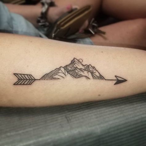 Back Of Ankle Tattoo, Mens Arrow Tattoo, Small Mountain Tattoo, Cowboy Tattoos, Feather Tattoo Design, Tattoo Outline Drawing, Tattoo Inspiration Men, Forearm Tattoo Design, Handpoke Tattoo